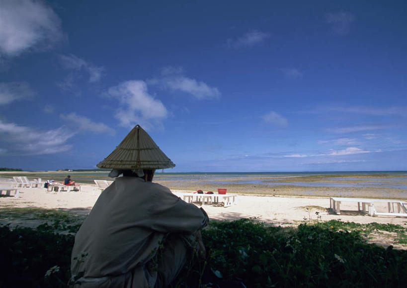 东方人,一个人,渔夫,坐,横图,室外,白天,侧面,旅游,度假,草地,草坪,海浪,海洋,美景,沙滩,植物,帽子,日本,亚洲,仅一个男性,仅一个人,阴影,服装,光线,草帽,沙子,影子,海岸,景观,浪花,水平线,云,云朵,辽阔,海平线,沙地,云彩,休闲装,黄种人,娱乐,冲绳,草,仅一个年轻男性,衣服,蓝色,绿色,白云,蓝天,天空,阳光,自然,海水,天,享受,休闲,广阔,休闲服,景色,放松,服饰,晴朗,一望无际,冲绳县,自然风光,海景,东亚,琉球群岛,日本国,九州地方,无边无际,一马平川,冲绳群岛,久米岛,男人,男性,年轻男性,亚洲人,捕鱼人,打鱼人,大海,风浪,海,海水的波动,海滩,近岸浪,涌浪,晴空,坐着,半身,彩图,水天相接,水天一线