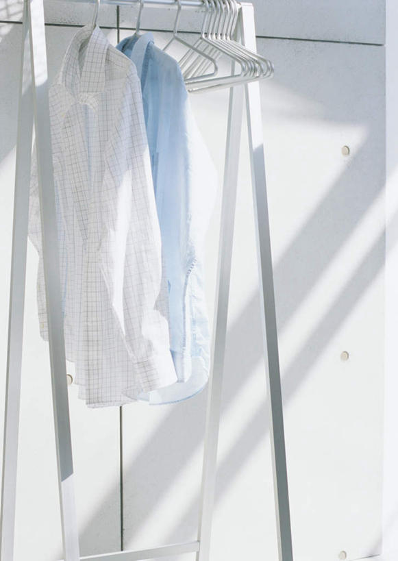 无人,竖图,室内,特写,白天,正面,衬衫,柜子,静物,一排,吊挂,悬挂,阴影,不锈钢,服装,朦胧,模糊,整齐,光线,不锈钢制品,影子,挂,排列,衣服,蓝色,白色,阳光,夹子,衣橱,两件,服饰,衣着,穿着,队列,衣夹,更衣橱,衣饰,彩图,衬衣