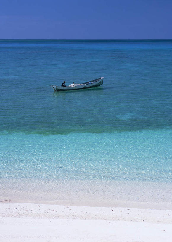 无人,竖图,俯视,室外,白天,旅游,度假,海浪,海洋,美景,船,日本,亚洲,阴影,光线,影子,景观,浪花,水平线,辽阔,木船,海平线,娱乐,冲绳,蓝色,蓝天,天空,阳光,自然,海水,交通工具,天,享受,休闲,广阔,景色,放松,晴朗,一望无际,冲绳县,舟,自然风光,载具,海景,东亚,万里无云,琉球群岛,日本国,九州地方,无边无际,一马平川,大海,风浪,海,海水的波动,近岸浪,涌浪,晴空,晴空万里,彩图,高角度拍摄,岛尻郡,野甫岛,伊平屋村,水天相接,水天一线