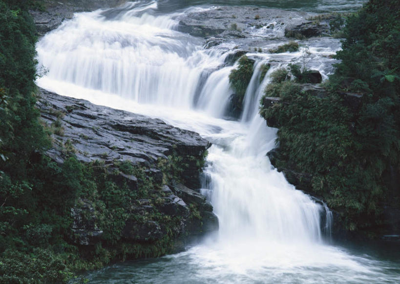 无人,横图,俯视,室外,白天,旅游,度假,河流,石头,美景,瀑布,山,山脉,水,植物,日本,亚洲,阴影,飞溅,溅,光线,石子,液体,影子,河水,景观,山峰,水滴,水流,青苔,苔藓,山峦,娱乐,冲绳,水珠,树,树木,绿色,阳光,自然,群山,享受,休闲,景色,放松,生长,成长,冲绳县,喷洒,自然风光,东亚,琉球群岛,竹富岛,日本国,九州地方,八重山群岛,跌水,石块,岩石,彩图,高角度拍摄,竹富町