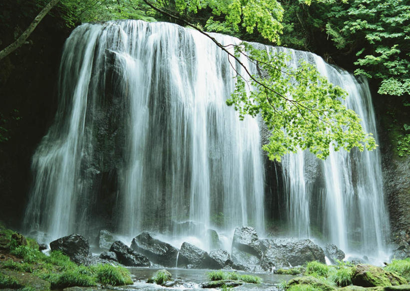 无人,横图,室外,白天,仰视,旅游,度假,石头,美景,瀑布,山,山脉,水,植物,日本,亚洲,阴影,飞溅,溅,光线,石子,液体,影子,景观,山峰,水滴,山峦,娱乐,水珠,树,树木,绿色,阳光,自然,群山,享受,休闲,景色,放松,生长,成长,喷洒,自然风光,东亚,本州,本州岛,日本国,东北地方,福岛,福岛县,跌水,石块,岩石,彩图,低角度拍摄,耶麻郡,猪苗代町