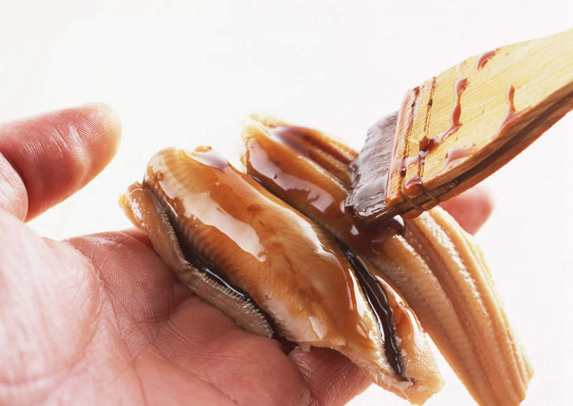 米饭,鳗鱼,寿司,东方人,手,一个人,横图,室内,特写,白天,白色背景,正面,烹饪,鳗鲡,厨具,亚洲,仅一个男性,仅一个人,阴影,反射,影子,调料,肉,鱼肉,日本料理,料理,食品,饭,调味品,调味料,涂抹,黄种人,酱油,菜肴,美食,肉类,食物,仅一个年轻男性,两个,一个,刷子,日式料理,日式,手部,摄影,佳肴,影棚,单个,单手,康吉鳗,五谷,手握寿司,醋饭,肉食,河鳗,烹饪用具,握寿司,押寿司,白鳗,青鳝,风馒,四喜饭,豉油,男人,男性,年轻男性,亚洲人,烹调用具,白鳝,烹调,半身,彩图,影棚拍摄,拍摄