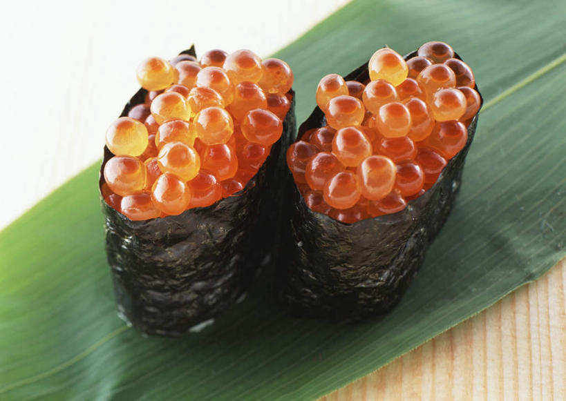 米饭,寿司,无人,横图,俯视,室内,特写,白天,烹饪,餐桌,桌子,蔬菜,叶子,阴影,新鲜,反射,木制,影子,海苔,鱼卵,日本料理,料理,食品,绿叶,紫菜,饭,鱼籽,鲑鱼卵,菜肴,美食,食物,两个,木制品,日式料理,日式,嫩叶,佳肴,有机食品,绿色食品,餐台,五谷,醋饭,四喜饭,叶,叶片,彩图,高角度拍摄,条斑紫菜