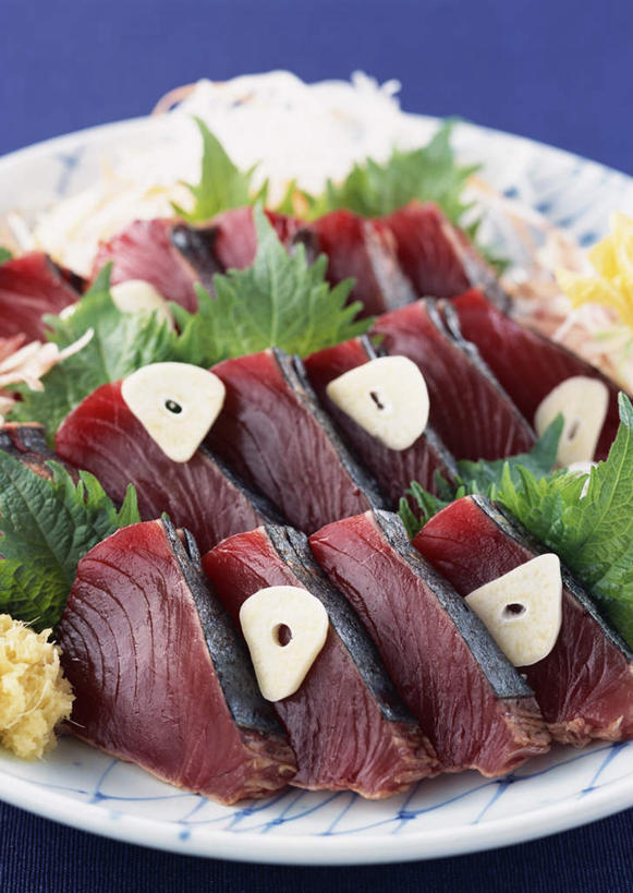 面食,面条,生鱼片,芥末,无人,竖图,俯视,室内,特写,白天,烹饪,餐桌,桌子,蔬菜,餐具,叶子,一排,许多,阴影,蓝色背景,新鲜,整齐,反射,碟子,盘,影子,陶瓷,面,肉,鱼肉,日本料理,鱼片,料理,食品,绿叶,陶瓷制品,鲣鱼,粉丝,菜肴,美食,肉类,食物,排列,一个,盘子,碟,日式料理,日式,嫩叶,摄影,佳肴,有机食品,绿色食品,影棚,单个,餐台,队列,肉食,山葵,泽山葵,溪山葵,芥子末,山嵛菜,芥辣粉,哇沙比,辣根,小金枪鱼,炸弹鱼,沙西米,柴鱼,鲣节,冬粉,叶,叶片,彩图,高角度拍摄,影棚拍摄,拍摄,刺身