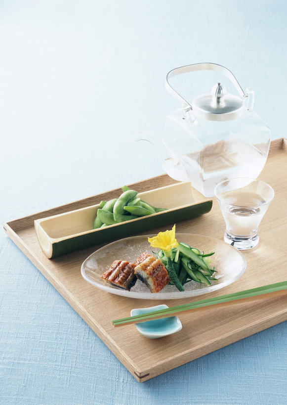 鳗鱼,清酒,无人,竖图,俯视,室内,特写,白天,烹饪,植物,餐桌,筷子,桌子,鳗鲡,豆,大豆,蔬菜,杯子,餐具,一堆,一双,许多,阴影,堆叠,堆积,新鲜,反射,碟子,盘,影子,豆类,豆子,毛豆,肉,鱼肉,日本料理,料理,食品,筷架,酒类,筷枕,文化,传统,菜肴,美食,肉类,玻璃制品,酒,食物,饮料,盘子,水杯,碟,日式料理,日式,佳肴,有机食品,绿色食品,餐台,堆,礼节,筷子架,康吉鳗,礼仪,肉食,河鳗,豆科,枝豆,白鳗,青鳝,风馒,玻璃杯,进餐用具,白鳝,黄豆,彩图,高角度拍摄