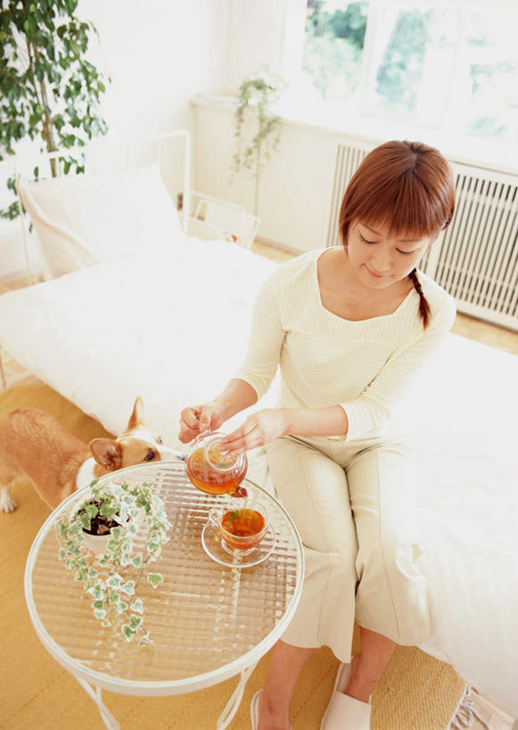 东方人,一个人,客厅,坐,闭眼,竖图,俯视,室内,白天,幸福,植物,茶,窗户,桌子,宠物,狗,杯子,亚洲,仅一个年轻女性,仅一个女性,仅一个人,握,服装,朦胧,模糊,木制,盆栽,墙,红茶,茶叶,盆景,拿,柯基犬,威尔士柯基犬,茶几,拿着,休闲装,黄种人,娱乐,玻璃窗,墙壁,墙面,一只,衣服,绿色,白色,自然,动物,木制品,水杯,享受,休闲,温馨,休闲服,放松,可爱,乐趣,握着,服饰,生长,牧羊犬,成长,提神,起居室,舒适,醒脑,忠诚,卡迪根威尔士柯基犬,客堂,年轻女性,女人,女性,亚洲人,茶杯,犬,闭眼睛,闭着眼,闭着眼睛,坐着,半身,彩图,高角度拍摄,泡沫红茶