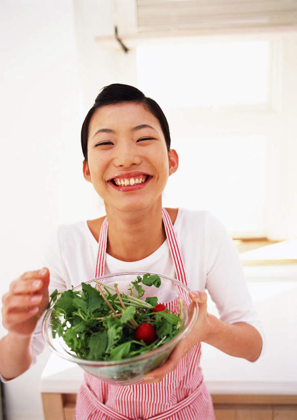 东方人,一个人,站,笑,微笑,露齿笑,竖图,室内,白天,正面,植物,厨房,蔬菜,叶子,玻璃,亚洲,仅一个年轻女性,仅一个女性,仅一个人,握,服装,朦胧,模糊,新鲜,围裙,纹理,食品,绿叶,拿,甜菜,拿着,注视,休闲装,黄种人,玻璃制品,食物,一个,衣服,绿色,容器,碗,观察,看,站着,休闲,休闲服,嫩叶,握着,服饰,有机食品,绿色食品,单个,观看,储藏,察看,储存,关注,肌理,菾菜,年轻女性,女人,女性,亚洲人,叶,叶片,叶脉,红甜菜,站立,半身,彩图,灶间,红菾菜,贮存