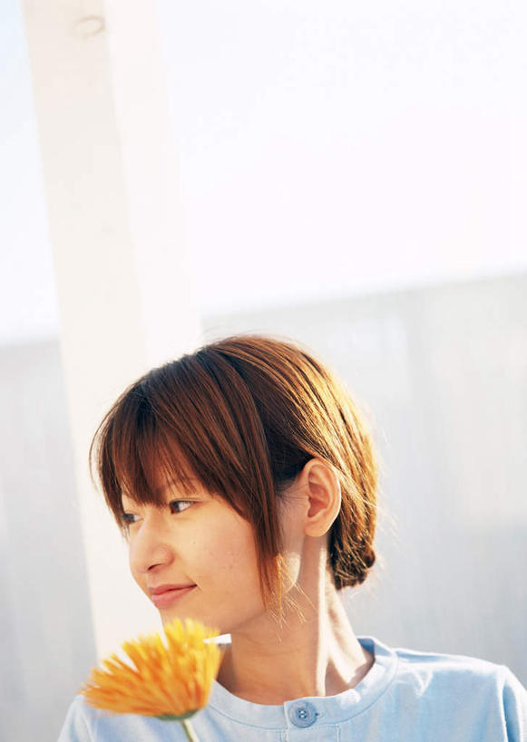 东方人,脸,头,脸颊,脖子,一个人,站,笑,微笑,竖图,室内,特写,白天,正面,爱情,亚洲,仅一个年轻女性,仅一个女性,仅一个人,服装,朦胧,模糊,盛开,花蕾,扭头,注视,休闲装,黄种人,肩膀,花,花瓣,花朵,鲜花,一朵,衣服,黄色,花苞,花蕊,观察,看,站着,转头,休闲,休闲服,金色,菊花,服饰,观看,吉祥,察看,关注,高洁,长寿,怀恋,清净,真情,寿客,秋菊,年轻女性,女人,女性,亚洲人,头部,脖,颈,颈部,脸部,脸蛋,面部,站立,半身,彩图