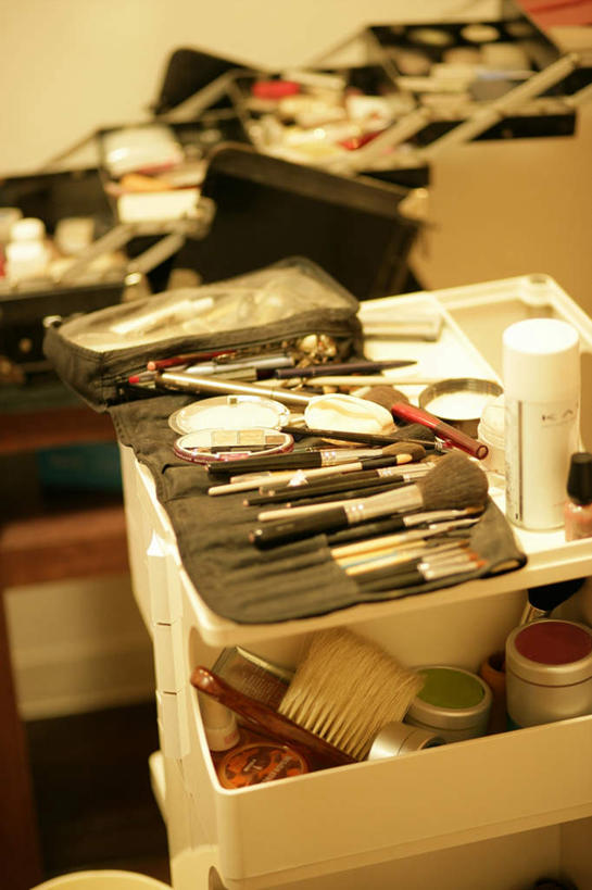 无人,商店,竖图,俯视,室内,特写,白天,静物,许多,阴影,朦胧,模糊,反射,包,影子,凌乱,商铺,化妆棉,化妆刷,容器,刷子,工具包,理发店,储藏,混乱,美容工具,储存,美发店,美容店,彩妆刷,化妆工具,蜜粉刷,市肆,商号,纷乱,缭乱,庞杂,彩图,高角度拍摄,店铺,贮存