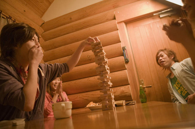 东方人,四个人,伙伴,朋友,家,木屋,坐,举,笑,微笑,露齿笑,横图,室内,白天,仰视,爱情,游戏,友谊,智慧,窗帘,桌面,桌子,玩具,亚洲,阴影,服装,装饰,反射,木制,影子,浪漫,玩,注视,休闲装,黄种人,娱乐,住宅,衣服,帘子,木制品,观察,看,托,休闲,温暖,温馨,休闲服,遮阳,积木,恩爱,益智,遮,遮掩,恋人,服饰,叠叠高,观看,活动,华丽,修饰,点缀,和睦,察看,掩盖,遮挡,思维,发泄,关注,消遣,智力,想象,遮盖,抽积木,宣泄,衬托,美观,雅致,雅观,掩饰,叠叠乐,叠叠木,友情,男人,男性,年轻男性,年轻女性,女人,女性,亚洲人,情侣,举起,举手,举着,玩耍,嬉戏,向上举,向上伸,向上托,坐着,半身,彩图,低角度拍摄,茅舍,茅屋,棚屋,小木屋,小屋,伴侣,融洽