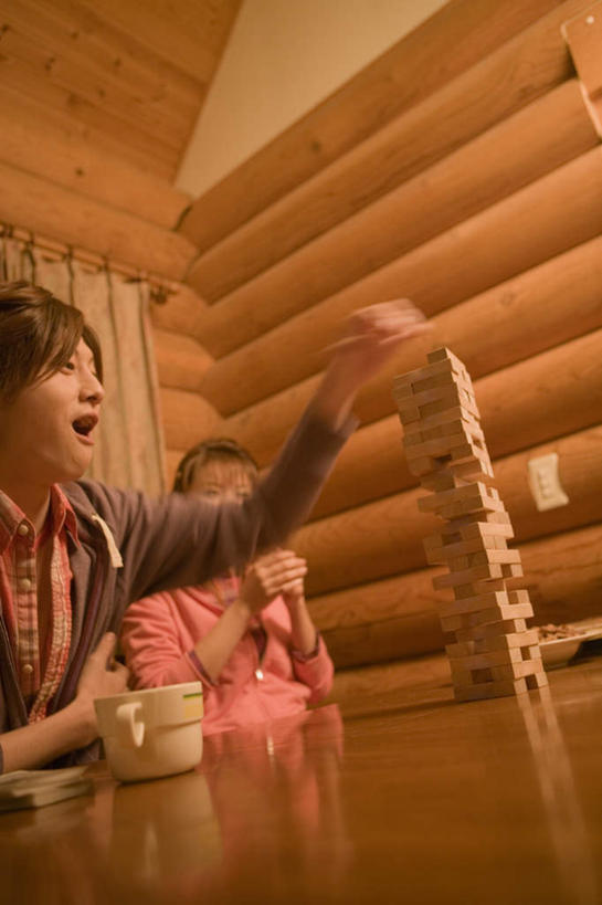 东方人,两个人,家,木屋,坐,举,笑,微笑,露齿笑,竖图,室内,白天,仰视,爱情,游戏,智慧,桌子,杯子,玩具,亚洲,握,服装,瓷器,咖啡杯,陶瓷制品,浪漫,玩,注视,休闲装,黄种人,娱乐,住宅,衣服,观察,看,托,张嘴,休闲,温暖,温馨,休闲服,积木,恩爱,益智,握着,恋人,服饰,叠叠高,观看,活动,和睦,察看,思维,发泄,关注,消遣,智力,瓷杯,想象,张大嘴巴,抽积木,宣泄,叠叠乐,叠叠木,男人,男性,年轻男性,年轻女性,女人,女性,亚洲人,情侣,张开嘴,举起,举手,举着,玩耍,嬉戏,向上举,向上伸,向上托,坐着,半身,彩图,低角度拍摄,茅舍,茅屋,棚屋,小木屋,小屋,伴侣,融洽