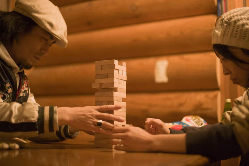 东方人,中年人,两个人,家庭,夫妻,家,木屋,坐,横图,室内,白天,侧面,爱情,游戏,智慧,桌面,桌子,帽子,玩具,亚洲,握,阴影,服装,反射,木制,影子,浪漫,玩,注视,休闲装,黄种人,娱乐,住宅,衣服,木制品,观察,看,休闲,温暖,温馨,一家人,休闲服,积木,恩爱,益智,握着,恋人,服饰,叠叠高,观看,活动,紧张,和睦,察看,思维,发泄,关注,消遣,智力,想象,抽积木,宣泄,棉帽,叠叠乐,叠叠木,男人,男性,女人,女性,中年男性,中年女性,亚洲人,夫妇,情侣,玩耍,嬉戏,坐着,半身,彩图,茅舍,茅屋,棚屋,小木屋,小屋,伴侣,融洽