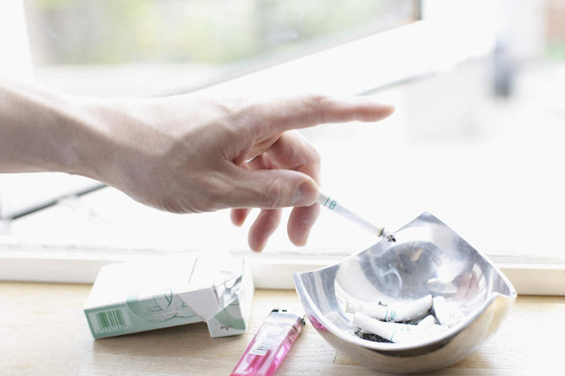 东方人,手,一个人,吸烟,横图,俯视,室内,特写,白天,窗户,香烟,金属制品,亚洲,仅一个男性,仅一个人,握,朦胧,模糊,金属,纸盒,拿,拿着,黄种人,玻璃窗,窗台,盒子,仅一个年轻男性,包装盒,手部,打火机,烟,握着,单手,烟灰缸,烟碟,烟盅,取火装置,小型取火装置,男人,男性,年轻男性,亚洲人,卷烟,烟草,纸烟,抽烟,半身,彩图,高角度拍摄