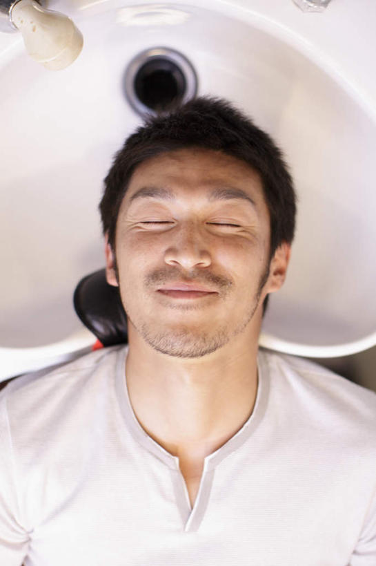 东方人,脸,头,脸颊,一个人,商店,躺,闭眼,横图,俯视,室内,特写,白天,亚洲,仅一个男性,仅一个人,水槽,围兜,黄种人,商铺,水斗,肩膀,仅一个年轻男性,理发店,美发店,美容店,理发围布,市肆,商号,剪发围布,理发围兜,围布,卧着,男人,男性,年轻男性,亚洲人,头部,脸部,脸蛋,面部,闭眼睛,闭着眼,闭着眼睛,躺着,卧,半身,彩图,高角度拍摄,店铺