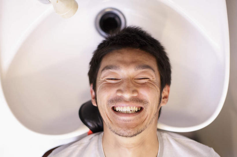 东方人,脸,头,脸颊,一个人,商店,躺,闭眼,笑,微笑,露齿笑,横图,俯视,室内,特写,白天,亚洲,仅一个男性,仅一个人,水槽,围兜,黄种人,商铺,水斗,肩膀,仅一个年轻男性,理发店,美发店,美容店,理发围布,市肆,商号,剪发围布,理发围兜,围布,卧着,男人,男性,年轻男性,亚洲人,头部,脸部,脸蛋,面部,闭眼睛,闭着眼,闭着眼睛,躺着,卧,半身,彩图,高角度拍摄,店铺