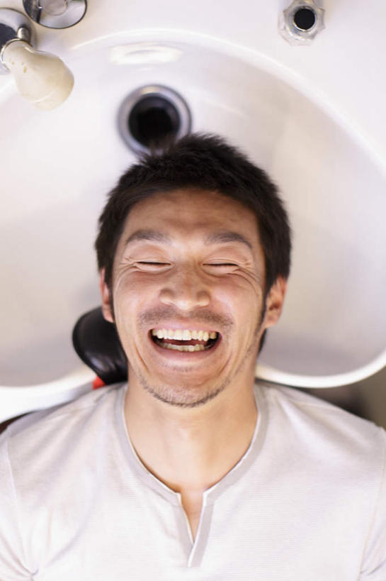 东方人,脸,头,脸颊,一个人,商店,躺,闭眼,笑,微笑,露齿笑,竖图,俯视,室内,特写,白天,亚洲,仅一个男性,仅一个人,水槽,围兜,黄种人,商铺,水斗,肩膀,仅一个年轻男性,理发店,美发店,美容店,理发围布,市肆,商号,剪发围布,理发围兜,围布,卧着,男人,男性,年轻男性,亚洲人,头部,脸部,脸蛋,面部,闭眼睛,闭着眼,闭着眼睛,躺着,卧,半身,彩图,高角度拍摄,店铺