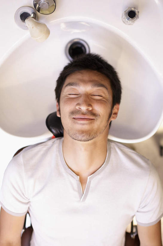 东方人,脸,头,脸颊,一个人,商店,躺,闭眼,横图,俯视,室内,特写,白天,亚洲,仅一个男性,仅一个人,水槽,围兜,黄种人,商铺,水斗,肩膀,仅一个年轻男性,理发店,美发店,美容店,理发围布,市肆,商号,剪发围布,理发围兜,围布,卧着,男人,男性,年轻男性,亚洲人,头部,脸部,脸蛋,面部,闭眼睛,闭着眼,闭着眼睛,躺着,卧,半身,彩图,高角度拍摄,店铺