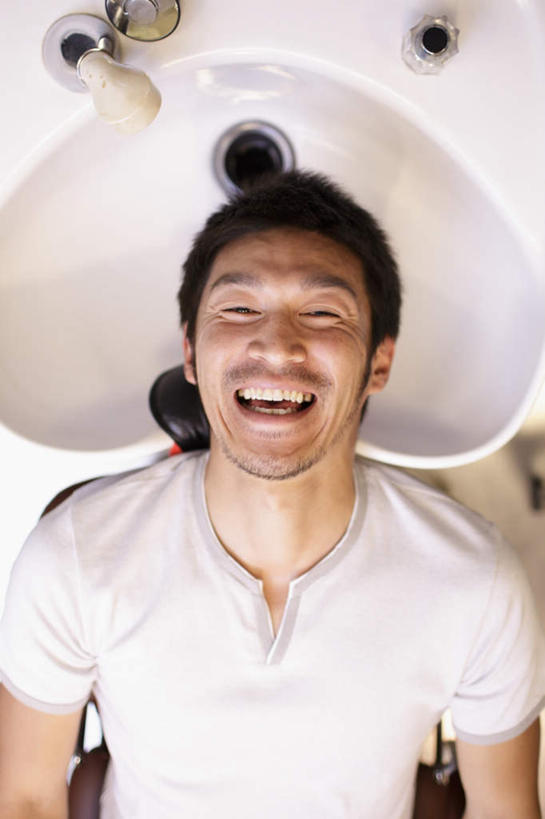 东方人,脸,头,脸颊,一个人,商店,躺,闭眼,笑,微笑,露齿笑,竖图,俯视,室内,特写,白天,亚洲,仅一个男性,仅一个人,水槽,围兜,黄种人,商铺,水斗,肩膀,仅一个年轻男性,理发店,美发店,美容店,理发围布,市肆,商号,剪发围布,理发围兜,围布,卧着,男人,男性,年轻男性,亚洲人,头部,脸部,脸蛋,面部,闭眼睛,闭着眼,闭着眼睛,躺着,卧,半身,彩图,高角度拍摄,店铺