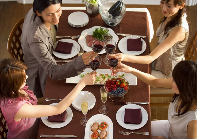 红酒,葡萄酒,东方人,四个人,伙伴,朋友,坐,笑,微笑,露齿笑,横图,俯视,室内,白天,爱情,奢侈,快乐,友谊,餐桌,桌子,草莓,浆果,蓝莓,杯子,餐具,水果,亚洲,握,阴影,服装,庆祝,新鲜,反射,叉子,刀叉,刀子,碟子,高脚杯,盘,影子,生食,食品,果实,红酒杯,浪漫,拿,拿着,注视,休闲装,黄种人,玻璃制品,酒,食物,饮料,衣服,盘子,餐巾,酒杯,碟,香槟,干杯,观察,看,碰杯,休闲,温暖,温馨,休闲服,红葡萄酒,恩爱,交际,友好,诱惑,握着,恋人,服饰,有机食品,绿色食品,餐台,观看,庆贺,和睦,察看,葡萄酒杯,关注,餐刀,礼仪,敬酒,山莓,树莓,三月泡,四月泡,山抛子,刺葫芦,悬钩子,馒头菠,高脚菠,龙船泡,泡儿刺,餐叉,劝酒,气泡酒,起泡酒,汽酒,保洁方巾,口布,友情,男人,男性,年轻男性,年轻女性,女人,女性,亚洲人,情侣,玻璃杯,进餐用具,洋莓,水果皇后,山都柿,蓝浆果,蓝靛果,红莓,地莓,坐着,半身,彩图,高角度拍摄,高兴,欢笑,伴侣,融洽