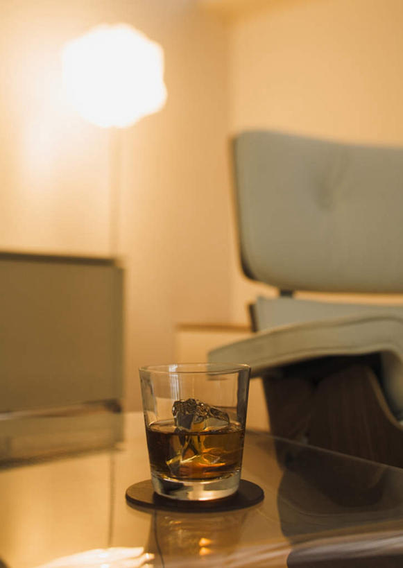 无人,家,客厅,竖图,室内,白天,正面,别墅,家具,沙发,装修,桌子,建筑,杯子,玻璃,照明,欧式,阴影,装饰,光线,影子,房屋,墙,屋子,冰,公寓,灯光,冰块,白兰地,酒类,豪华,茶几,建设,现代,装潢,冷冻,洋房,楼房,墙壁,墙面,住宅,玻璃制品,灯,酒,饮料,水杯,灯具,落地灯,室内装潢,寒冷,冷藏,样板房,明亮,照亮,冰冷,起居室,舒适,家居装潢,照明设备,房屋设计,地中海风格,古典风格,简约风格,布艺沙发,室内设计,宽敞,样板房装潢,蒸馏酒,保鲜,烈酒,客堂,设计,玻璃杯,彩图,房子