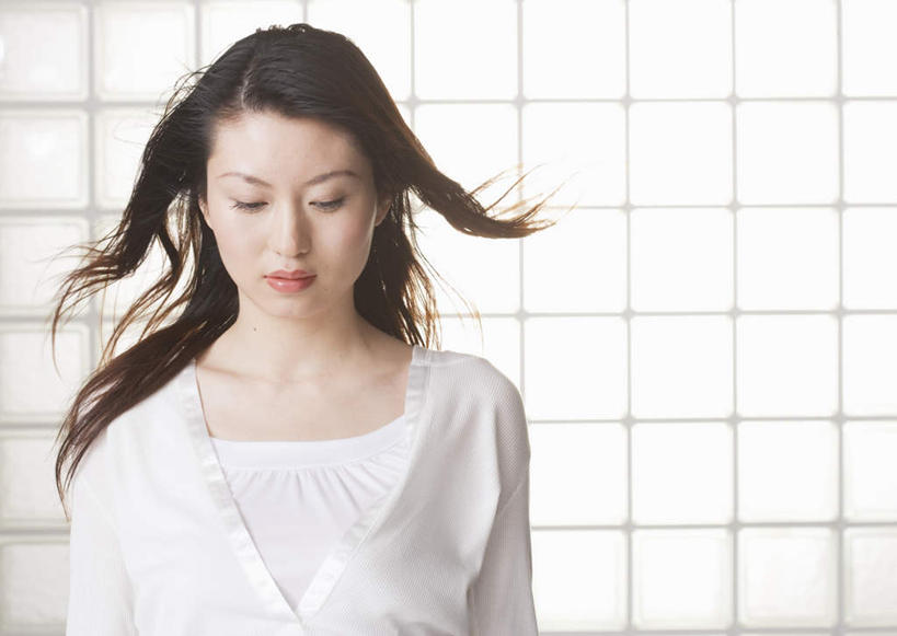 东方人,一个人,站,闭眼,笑,微笑,横图,室内,白天,正面,窗户,亚洲,仅一个年轻女性,仅一个女性,仅一个人,服装,飘扬,休闲装,黄种人,玻璃窗,衣服,白色,站着,休闲,休闲服,服饰,飘逸,飞扬,年轻女性,女人,女性,亚洲人,长发,闭眼睛,闭着眼,闭着眼睛,站立,半身,彩图