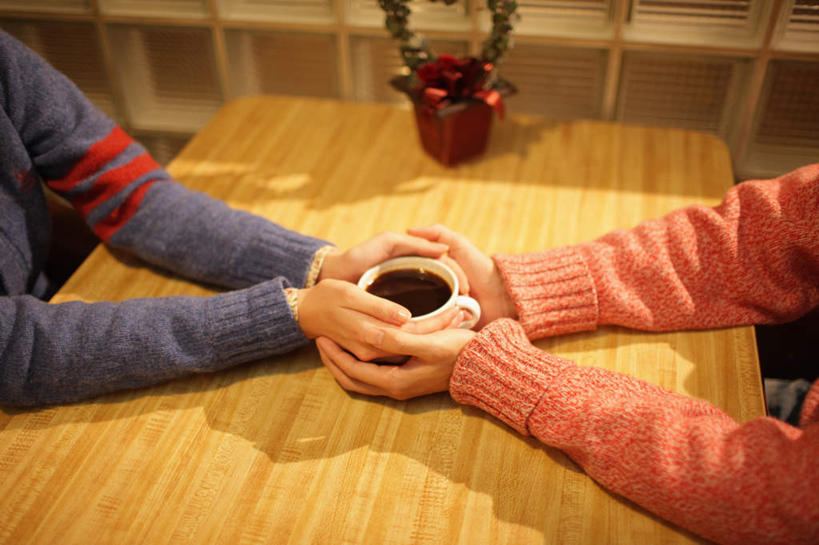 咖啡,东方人,手,两个人,坐,捧,摸,横图,俯视,室内,特写,白天,毛衣,爱情,幸福,餐桌,桌子,杯子,亚洲,双手,抚摸,瓷器,咖啡杯,陶瓷制品,一杯,浪漫,黄种人,娱乐,饮料,享受,休闲,温暖,温馨,手部,恩爱,放松,乐趣,恋人,餐台,和睦,提神,舒适,咖啡店,瓷杯,醒脑,线衫,咖啡屋,软饮料,毛线衣,绒线衣,男人,男性,年轻男性,年轻女性,女人,女性,亚洲人,情侣,触摸,端,端着,接触,捧着,手捧,坐着,半身,彩图,高角度拍摄,绒衣,套衫,套头毛衣,线衣,咖啡馆,伴侣,融洽