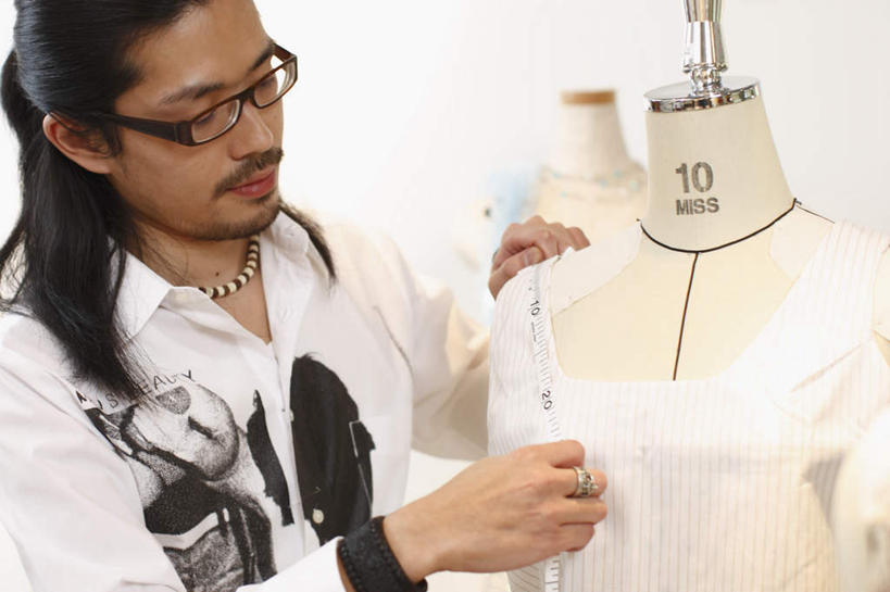 东方人,一个人,设计师,站,横图,室内,白天,正面,裙子,项链,亚洲,仅一个男性,仅一个人,握,连衣裙,服装,测量,标志,皮尺,人造模特,数字,文字,眼镜,字符,刻度,墙,注视,休闲装,黄种人,标识,墙壁,墙面,装饰品,仅一个年轻男性,衣服,白色,尺,饰品,首饰,观察,看,站着,服装设计师,保养,休闲,休闲服,握着,保健,阿拉伯数字,服饰,道具,观看,测量工具,尺子,减肥,察看,腰围尺,关注,瘦身,近视眼镜,服装师,模特道具,时装道具,量具,量仪,塑料卷尺,男人,男性,年轻男性,亚洲人,美术设计员,设计,设计家,设计者,站立,半身,彩图,包布模特,服装立裁人台,人台,试衣模特,试衣人台