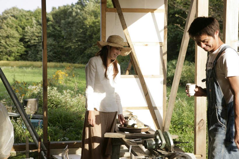 东方人,两个人,家庭,夫妻,站,笑,微笑,露齿笑,横图,室内,白天,正面,爱情,建材,草地,草坪,植物,建筑,杯子,帽子,亚洲,握,阴影,服装,裤子,光线,材料,草帽,工具,木板,木材,影子,浪漫,拿,拿着,注视,休闲装,黄种人,玻璃制品,木柴,草,树,树木,衣服,绿色,阳光,自然,水杯,低头,观察,看,站着,休闲,温暖,温馨,一家人,休闲服,背带裤,恩爱,握着,恋人,建造,服饰,木料,生长,成长,观看,锯子,和睦,察看,电锯,切割,关注,锯,动力锯,饭单裤,工装裤,男人,男性,年轻男性,年轻女性,女人,女性,亚洲人,年轻人,夫妇,情侣,玻璃杯,站立,半身,彩图,伴侣,融洽,割