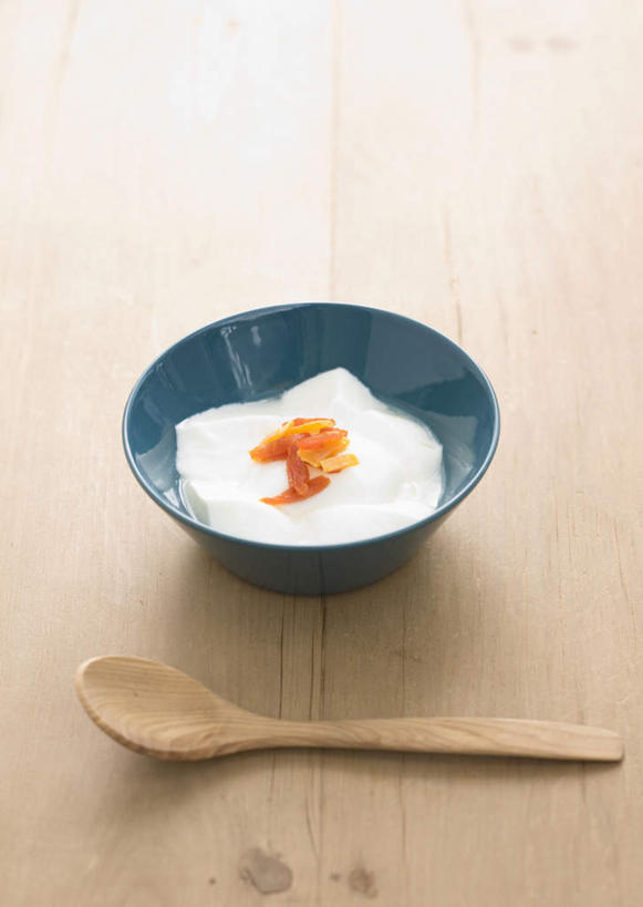 牛奶,无人,竖图,俯视,室内,特写,白天,桌面,桌子,一把,阴影,反射,木制,影子,勺子,陶瓷,陶瓷制品,饮品,营养,酸奶,饮料,木制品,容器,调羹,汤匙,碗,储藏,乳制品,奶,储存,发酵,优格,优酪乳,彩图,高角度拍摄,贮存