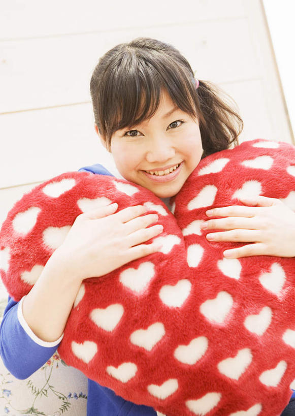 东方人,一个人,抱,笑,微笑,露齿笑,竖图,室内,白天,正面,爱情,靠垫,亚洲,仅一个年轻女性,仅一个女性,仅一个人,服装,爱心,斑点,墙,靠枕,浪漫,注视,休闲装,黄种人,墙壁,墙面,一个,衣服,红色,蓝色,白色,垫子,枕头,观察,看,休闲,温暖,温馨,心形,休闲服,恩爱,服饰,单个,抱着,观看,和睦,察看,搂着,关注,年轻女性,女人,女性,亚洲人,心型,怀抱,搂,搂抱,相抱,拥抱,半身,彩图,融洽