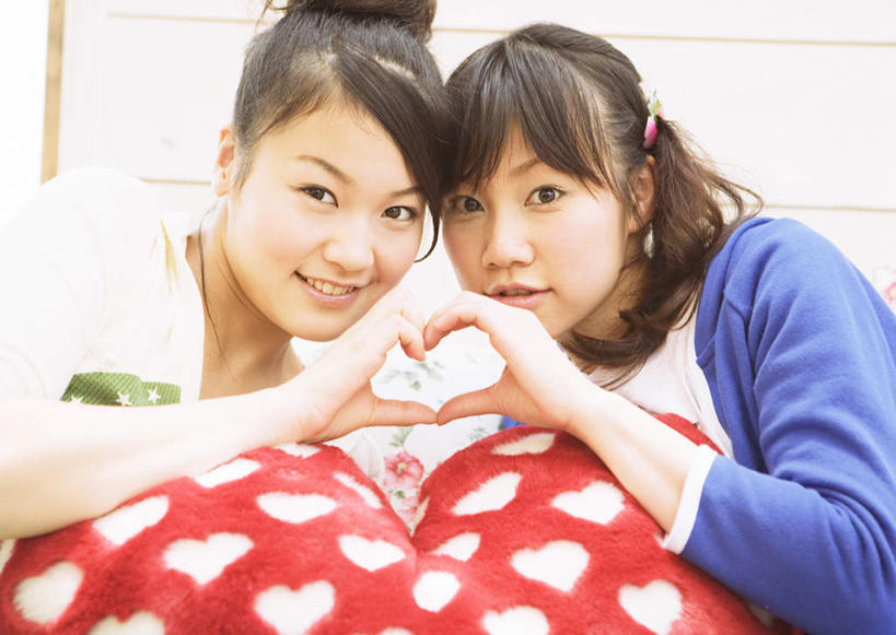 东方人,两个人,伙伴,朋友,坐,笑,微笑,露齿笑,横图,室内,白天,正面,爱情,友谊,靠垫,亚洲,服装,爱心,斑点,靠枕,浪漫,注视,休闲装,黄种人,一个,衣服,红色,蓝色,白色,垫子,枕头,观察,看,手势,休闲,温暖,温馨,心形,休闲服,恩爱,服饰,单个,观看,和睦,察看,食指,关注,友情,年轻女性,女人,女性,亚洲人,心型,大拇指,坐着,半身,彩图,融洽