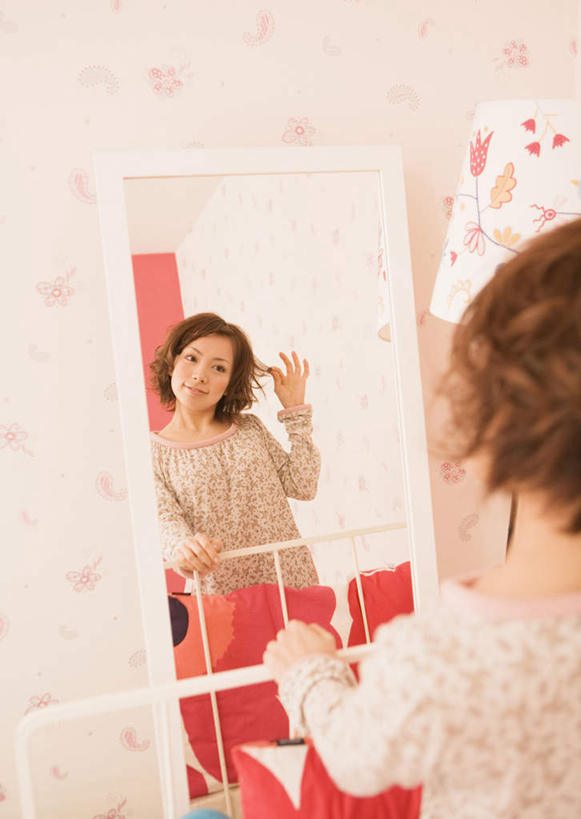 东方人,一个人,栏杆,摸,竖图,室内,白天,壁纸,床,镜子,卧室,亚洲,仅一个年轻女性,仅一个女性,仅一个人,抚摸,服装,墙,围栏,床单,注视,休闲装,黄种人,被子,护栏,墙壁,墙面,背面,衣服,观察,看,休闲,休闲服,搭,服饰,单人床,观看,镜像,察看,被单,镜面,搭着,关注,年轻女性,女人,女性,亚洲人,墙纸,触摸,接触,半身,彩图,睡房,卧房