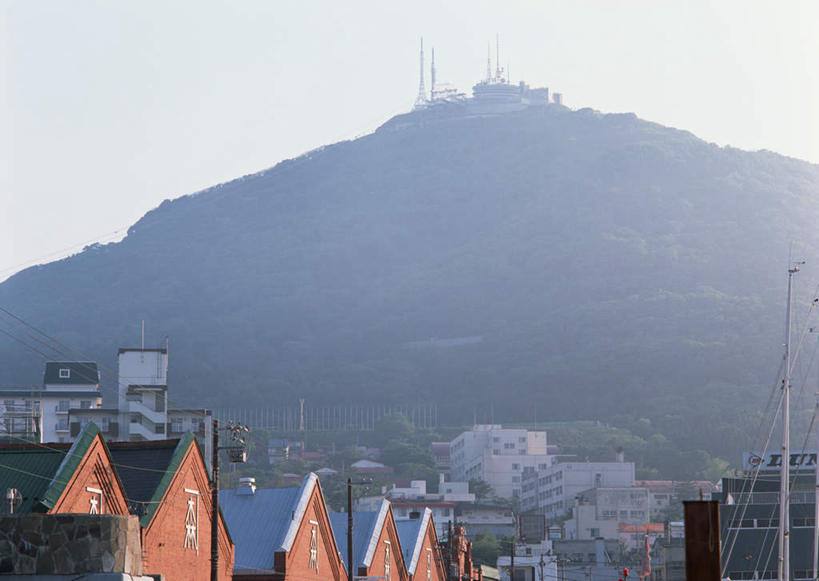 无人,家,横图,室外,白天,正面,仰视,度假,石头,美景,森林,山,山脉,树林,植物,别墅,城市风光,城市,北海道,日本,亚洲,石子,房屋,屋子,景观,山顶,山峰,公寓,山峦,娱乐,洋房,楼房,住宅,树,树木,绿色,天空,自然,群山,天,享受,休闲,景色,放松,生长,成长,东亚,沉积岩,日本国,北海道地方,北海道岛,函馆,函馆市,颠峰,极峰,水成岩,石块,岩石,彩图,低角度拍摄,房子,函馆山