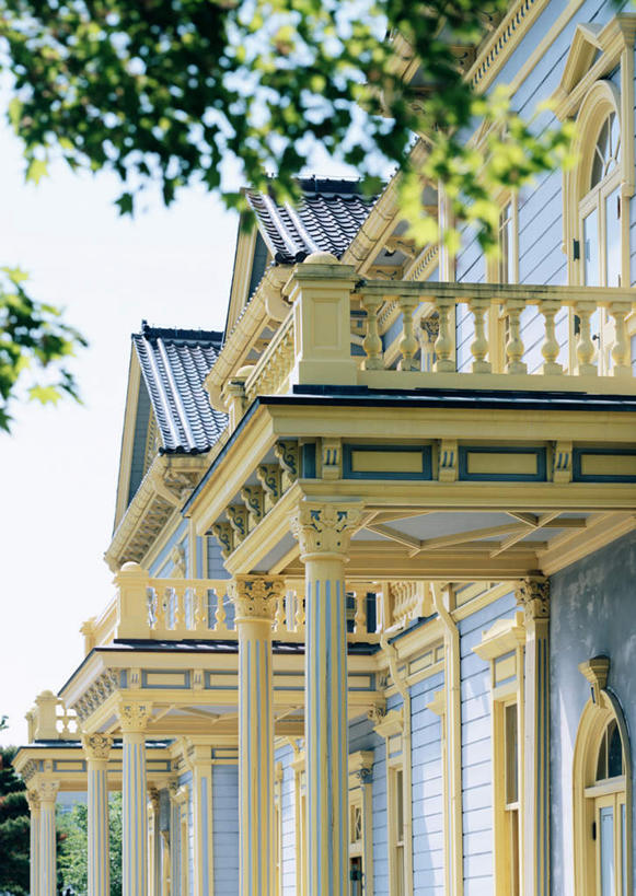 无人,家,竖图,室外,白天,仰视,旅游,度假,别墅,标志建筑,地标,建筑,北海道,日本,亚洲,阴影,光线,影子,堡垒,城堡,房屋,屋子,公寓,娱乐,建设,洋房,楼房,住宅,蓝色,蓝天,天空,阳光,天,享受,休闲,旅游胜地,放松,晴朗,要塞,东亚,万里无云,日本国,北海道地方,北海道岛,函馆,函馆市,设防,晴空,晴空万里,彩图,低角度拍摄,房子,旧函馆区公会堂