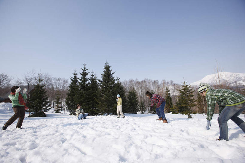 东方人,伙伴,朋友,站,蹲,横图,室外,白天,正面,游戏,友谊,美景,树林,雪,植物,大雪,帽子,亚洲,五个人,弯腰,阴影,服装,装饰,光线,影子,积雪,景观,雪景,冬季,冬天,许多人,玩,注视,休闲装,黄种人,娱乐,树,树木,衣服,蓝色,绿色,蓝天,天空,阳光,自然,手套,天,观察,看,站着,一群人,休闲,温暖,休闲服,景色,寒冷,服饰,生长,晴朗,成长,观看,活动,保暖,华丽,点缀,察看,御寒,发泄,关注,消遣,智力,自然风光,打雪仗,万里无云,宣泄,弯身,衬托,美观,雅致,雅观,棉帽,严寒,友情,男人,男性,年轻男性,年轻女性,女人,女性,亚洲人,晴空,晴空万里,蹲着,抛,扔,玩耍,嬉戏,站立,半身,彩图,雪仗