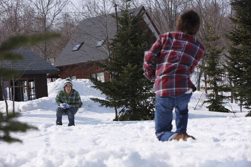 东方人,背部,两个人,伙伴,朋友,家,跪,蹲,横图,室外,白天,正面,游戏,友谊,美景,雪,植物,大雪,帽子,亚洲,握,服装,裤子,装饰,房屋,屋子,积雪,景观,雪景,冬季,冬天,玩,注视,牛仔裤,休闲装,黄种人,娱乐,楼房,住宅,树,树木,衣服,绿色,自然,手套,观察,看,休闲,温暖,休闲服,景色,寒冷,握着,服饰,生长,成长,观看,活动,保暖,华丽,点缀,察看,御寒,发泄,关注,消遣,智力,自然风光,打雪仗,宣泄,衬托,美观,雅致,雅观,棉帽,严寒,友情,男人,男性,年轻男性,亚洲人,蹲着,跪着,玩耍,嬉戏,彩图,全身,房子,雪仗