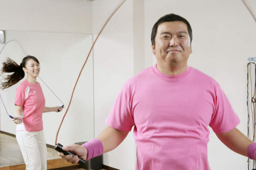 东方人,两个人,健身房,跳,笑,微笑,露齿笑,横图,室内,白天,正面,运动服,锻炼,运动,镜子,亚洲,握,服装,墙,拿,拿着,注视,黄种人,娱乐,运动器械,墙壁,墙面,衣服,白色,绳子,观察,看,教练,享受,休闲,健身器械,放松,握着,服饰,观看,镜像,察看,衣着,镜面,穿着,关注,健身器材,室内运动,衣饰,男人,男性,年轻女性,女人,女性,中年男性,亚洲人,跳跃,半身,彩图,健身,健身馆,短绳,运动器材,运动装