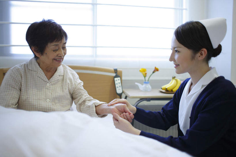 东方人,两个人,病人,护士,医院,坐,笑,微笑,露齿笑,横图,室内,白天,正面,工作服,制服,智慧,窗户,床,桌面,桌子,香蕉,花瓶,帽子,水果,亚洲,阴影,新鲜,艺术,盛开,反射,木制,影子,墙,生食,食品,果实,床单,花蕾,注视,黄种人,文化,被子,玻璃窗,墙壁,墙面,玻璃制品,花,花瓣,花朵,鲜花,食物,插花,病床,玻璃瓶,木制品,瓶子,花苞,花蕊,观察,看,有机食品,绿色食品,观看,插花艺术,察看,创造,护士帽,被单,白衣天使,关注,病患,创作,想象,把脉,医疗机构,病号服,工作制服,切脉,评脉,老年女性,年轻女性,女人,女性,亚洲人,患者,就医者,甘蕉,坐着,半身,彩图,工作套服,病院,诊所,病患服,护理床,医疗床