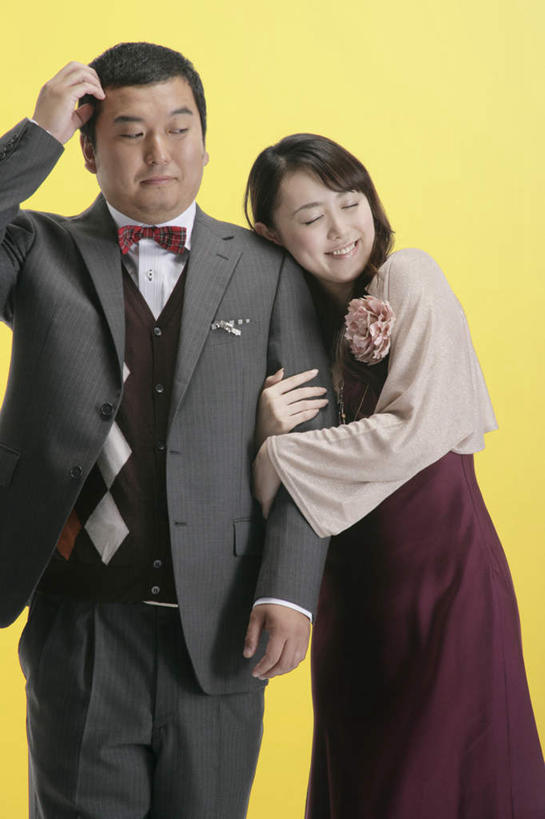 东方人,中年人,两个人,家庭,夫妻,站,举,笑,摸,微笑,竖图,室内,白天,正面,衬衫,晚礼服,西装,爱情,亚洲,抚摸,勾,挽,黄色背景,套装,正装,领结,浪漫,注视,职业装,黄种人,观察,看,靠,靠着,托,倚靠,站着,温暖,温馨,一家人,恩爱,勾着,恋人,摄影,影棚,观看,和睦,察看,倚着,象征,庄重,关注,身份,挽着,正式,地位,男人,男性,女人,女性,中年男性,中年女性,亚洲人,夫妇,情侣,触摸,接触,举起,举手,举着,向上举,向上伸,向上托,站立,半身,彩图,影棚拍摄,衬衣,晚宴服,舞会服,洋服,洋装,夜礼服,拍摄,伴侣,融洽