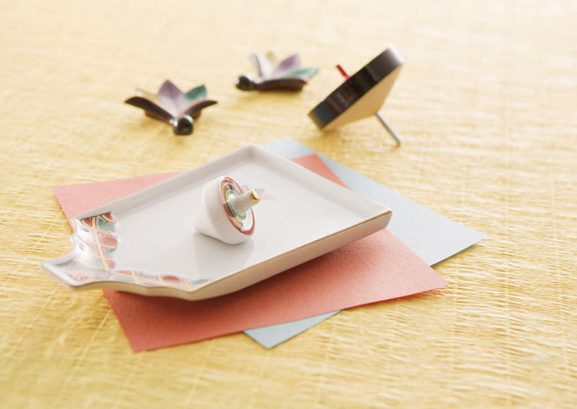 无人,横图,俯视,室内,特写,白天,锻炼,游戏,运动,静物,阴影,黄色背景,庆祝,反射,板羽球,影子,纸,玩,娱乐,运动器械,陀螺,休闲,健身器械,益智,摄影,影棚,活动,毽子,庆贺,发泄,消遣,智力,祝贺,健身器材,宣泄,羽子板,毽球,花毽,鸡毛毽,打手毽,毽子板球,陀罗,干乐,冰尜,打老牛,独乐,体育,玩耍,嬉戏,彩图,高角度拍摄,影棚拍摄,健身,拍摄,运动器材