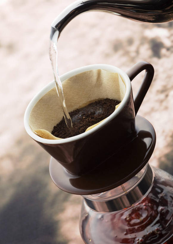 咖啡,无人,竖图,俯视,室内,特写,白天,幸福,雾,杯子,餐具,沸腾,朦胧,模糊,蒸汽,瓷器,电器,碟子,工具,盘,咖啡杯,陶瓷制品,水蒸气,雾气,娱乐,设备,饮料,一个,盘子,碟,享受,休闲,温馨,放松,乐趣,冲泡,摄影,影棚,单个,气体,提神,舒适,家电,家用电器,咖啡机,磨粉,下降,瓷杯,醒脑,降落,蒸发,软饮料,降低,下跌,下落,彩图,高角度拍摄,影棚拍摄,拍摄,清除,压粉,装粉