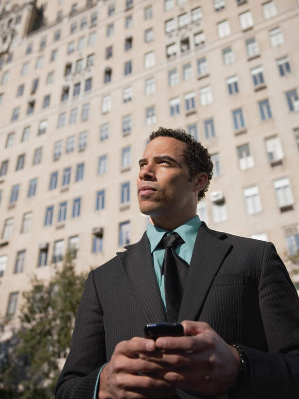 西方人,一个人,商务人士,商务男性,高楼大厦,站,竖图,室外,白天,仰视,衬衫,商务,办公楼,科技,植物,窗户,大厦,建筑,摩天大楼,写字楼,欧洲,非洲,黑人,欧洲人,仅一个男性,仅一个人,握,套装,科学,墙,领带,拿,拿着,注视,玻璃窗,墙壁,墙面,树,树木,仅一个年轻男性,绿色,自然,楼宇,观察,记录,看,站着,商务楼,便捷,联络,握着,通信,生长,成长,观看,掌上电脑,察看,科学技术,象征,庄重,关注,液晶,商务装,身份,工薪阶层,PDA掌上电脑,个人数字助理,轻巧,正式,地位,男人,男性,年轻男性,非洲人,白领,上班族,站立,半身,彩图,低角度拍摄,衬衣,办公,大楼,高层建筑,高楼,摩天楼