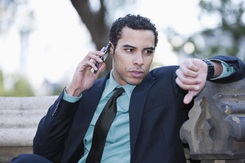 西方人,一个人,商务人士,商务男性,坐,说,打电话,横图,室外,白天,正面,衬衫,讨论,植物,电话,手机,椅子,欧洲,非洲,黑人,欧洲人,仅一个男性,仅一个人,握,套装,朦胧,模糊,时间,时钟,手表,木椅,领带,拿,计时,拿着,注视,通讯设备,树,树木,仅一个年轻男性,绿色,自然,钟表,观察,看,表,握着,生长,成长,观看,腕表,察看,象征,庄重,关注,商务装,身份,工薪阶层,一部,正式,地位,交流,男人,男性,年轻男性,非洲人,白领,上班族,钟,沟通,讲话,交谈,商讨,说话,谈话,通话,坐着,半身,彩图,衬衣