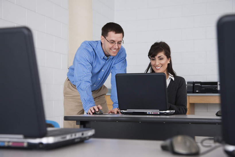 西方人,两个人,同事,商务人士,商务男性,商务女性,办公室,站,坐,笑,微笑,露齿笑,横图,室内,白天,正面,衬衫,成功,合作,团队,集体,信心,电脑,笔记本电脑,家具,桌子,椅子,欧洲,欧洲人,弯腰,套装,网络,眼镜,办公桌,注视,通讯设备,队伍,会议椅,观察,看,站着,观看,办公椅,察看,无线,领导,成就,关注,通信设备,商务装,无线网络,合伙,领袖,近视眼镜,无线上网,便携式电脑,工薪阶层,办公家具,弯身,商务椅,培训椅,手提电脑,男人,男性,女人,女性,中年男性,中年女性,白种人,白领,上班族,站立,坐着,半身,彩图,衬衣