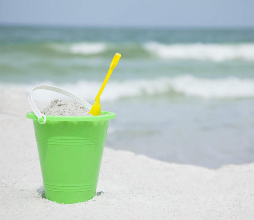 无人,横图,室外,特写,白天,正面,游戏,海浪,海洋,沙滩,玩具,朦胧,模糊,沙子,桶,塑料,海岸,浪花,水平线,辽阔,海平线,沙地,玩,娱乐,蓝色,绿色,蓝天,天空,海水,容器,塑料制品,天,休闲,广阔,益智,晴朗,活动,储藏,一望无际,塑料桶,储存,发泄,消遣,智力,海景,万里无云,宣泄,无边无际,一马平川,大海,风浪,海,海水的波动,海滩,近岸浪,涌浪,晴空,晴空万里,玩耍,嬉戏,彩图,水天相接,水天一线,贮存