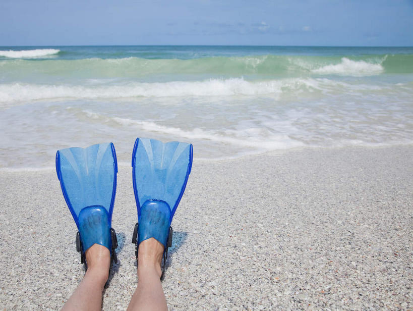 游泳,西方人,儿童,腿部,腿,一个人,躺,横图,室外,白天,正面,锻炼,纯洁,运动,海浪,海洋,沙滩,欧洲,欧洲人,仅一个女性,仅一个人,阴影,光线,沙子,影子,海岸,浪花,水平线,云,云朵,辽阔,海平线,沙地,云彩,小孩,蓝色,白云,蓝天,天空,阳光,海水,天,仅一个小孩,广阔,蛙鞋,可爱,童年,童趣,潜水,晴朗,一望无际,脚蹼,潜水装备,海景,童真,烂漫,无邪,浮潜,潜水运动,无边无际,一马平川,卧着,体育,天真,女孩,女人,女性,白种人,孩子,大海,风浪,海,海水的波动,海滩,近岸浪,涌浪,晴空,躺着,卧,半身,彩图,健身,水天相接,水天一线,女生