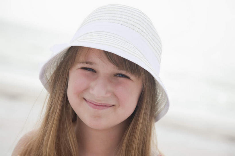 西方人,儿童,脸,头,脸颊,一个人,笑,微笑,横图,室外,特写,白天,正面,纯洁,海浪,海洋,沙滩,帽子,欧洲,欧洲人,仅一个女性,仅一个人,朦胧,模糊,沙子,海岸,浪花,沙地,注视,小孩,海水,遮阳帽,观察,看,仅一个小孩,金色,可爱,童年,童趣,观看,察看,关注,海景,童真,烂漫,无邪,天真,女孩,女人,女性,白种人,孩子,头部,长发,直发,脸部,脸蛋,面部,大海,风浪,海,海水的波动,海滩,近岸浪,涌浪,半身,彩图,女生