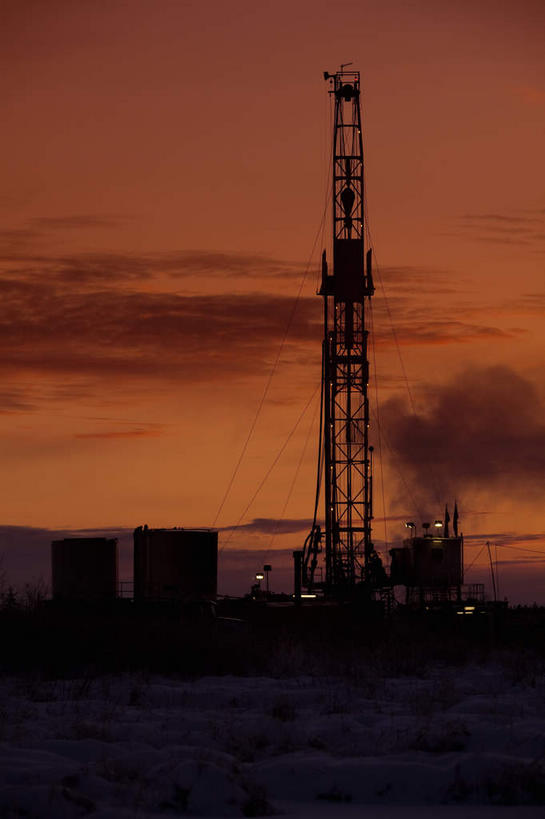 无人,工厂,竖图,室外,白天,正面,日落,雪,大雪,道路,路,阴影,光线,影子,支架,积雪,晚霞,霞光,雪景,冬季,冬天,落日,小路,交通,背光,架子,脚手架,施工,一个,阳光,黄昏,彩霞,寒冷,单个,支撑,固定,逆光,油井,钻井,钻井平台,严寒,夕照,夕阳,彩图,工地,制造厂,斜阳,稳固