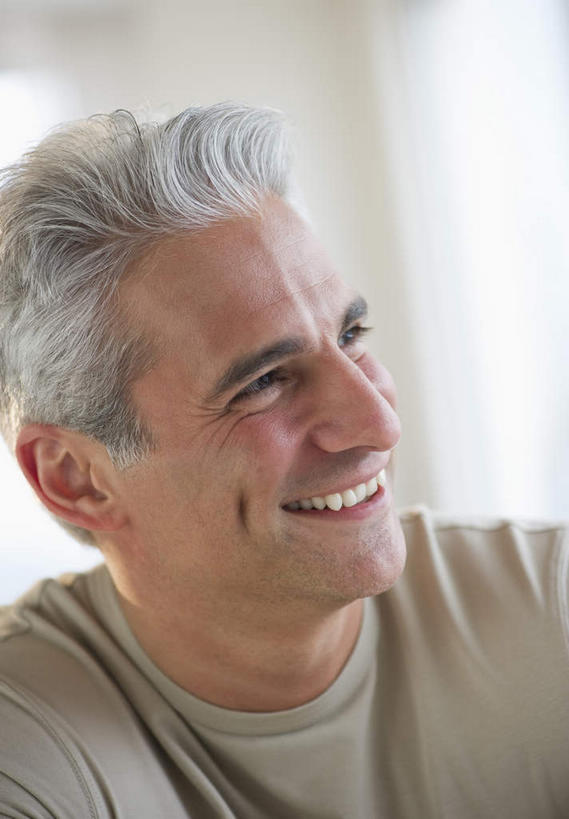 西方人,脸,头,脸颊,一个人,坐,笑,微笑,露齿笑,竖图,室内,特写,白天,正面,窗户,欧洲,欧洲人,仅一个男性,仅一个人,仅一个中年男性,阴影,服装,朦胧,模糊,反射,影子,注视,休闲装,肩膀,玻璃窗,衣服,观察,看,休闲,休闲服,服饰,观看,察看,关注,酒涡,梨涡,男人,男性,中年男性,白种人,头部,脸部,脸蛋,面部,坐着,半身,彩图