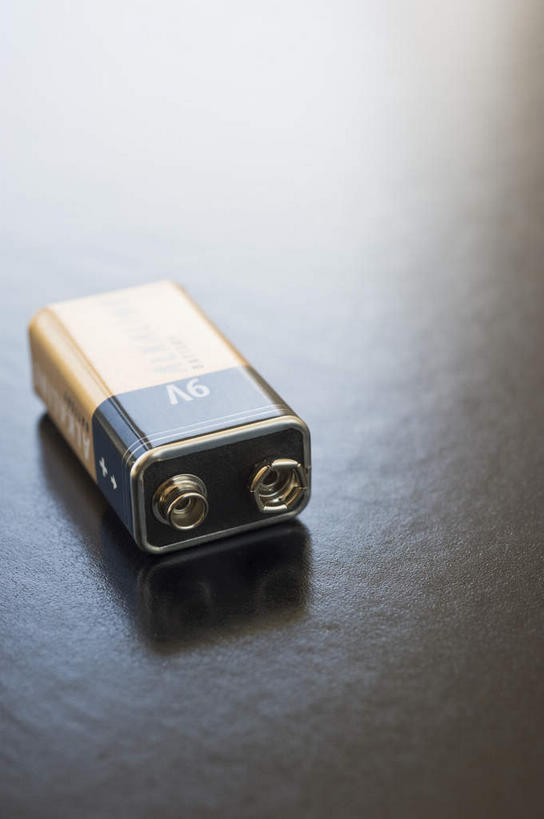 无人,摸,竖图,俯视,室内,特写,白天,桌面,桌子,静物,抚摸,阴影,灰色背景,电力,反射,木制,影子,电能,一个,木制品,摄影,影棚,能源,单个,存储,资源,储存,蓄电池,干电池,蓄电,触摸,接触,彩图,高角度拍摄,影棚拍摄,拍摄,电池